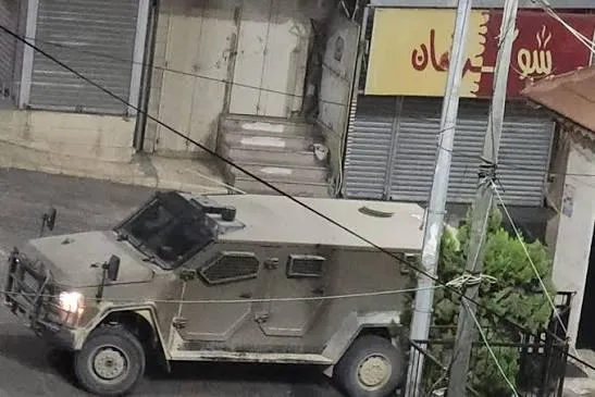 قوات الاحتلال وشرطته تجوب شوارع طولكرم وتحرر مخالفات للمواطنين